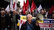 Jubilados protestan en Atenas el viernes 24 de noviembre de 2023.