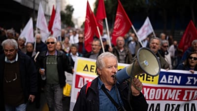 Reformados protestam em Atenas, na sexta-feira, 24 de novembro de 2023.