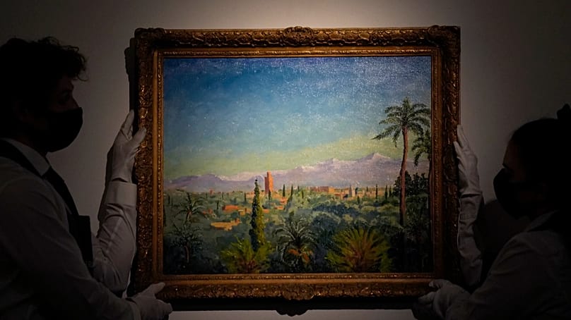 Miembros del personal de Christie's posan para las fotografías con el cuadro "The Atlas Mountains from Marrakech" del primer ministro británico durante la Segunda Guerra Mundial Sir Winston Churchill, junio de 2021