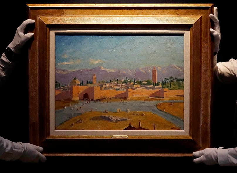 ARCHIVO: Propiedad en su día de la actriz estadounidense Angelina Jolie, este óleo sobre lienzo titulado 'Tower of Koutoubia Mosque' salió a subasta en Christie's, en Londres, en 2021.
