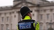 Agente da polícia em frente ao Palácio de Buckingham, em Londres, 20 de fevereiro de 2026
