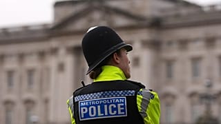 Ein Polizist steht am 20. Februar 2026 vor dem Buckingham-Palast in London.