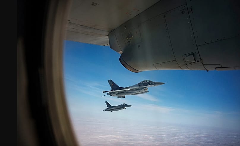 Romanya Hava Kuvvetleri'ne ait F-16 savaş uçakları, Doğu Romanya üzerinde gerçekleştirilen NATO tatbikatı sırasında bir C-27J Spartan uçağına eşlik ediyor, 6 Mart 2024.