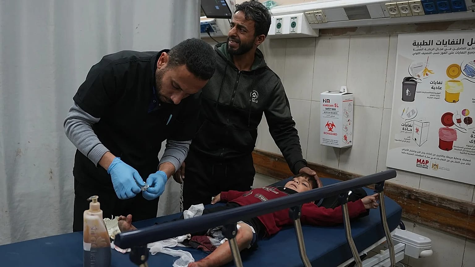 صورة تعبيرية- طفل مصاب يتلقى العلاج في مستشفى ناصر، عقب غارة عسكرية إسرائيلية في خان يونس، قطاع غزة