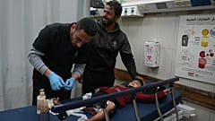 صورة تعبيرية- طفل مصاب يتلقى العلاج في مستشفى ناصر، عقب غارة عسكرية إسرائيلية في خان يونس، قطاع غزة