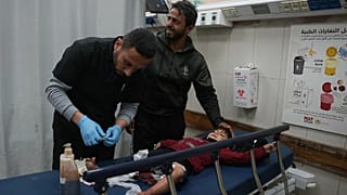 صورة تعبيرية- طفل مصاب يتلقى العلاج في مستشفى ناصر، عقب غارة عسكرية إسرائيلية في خان يونس، قطاع غزة