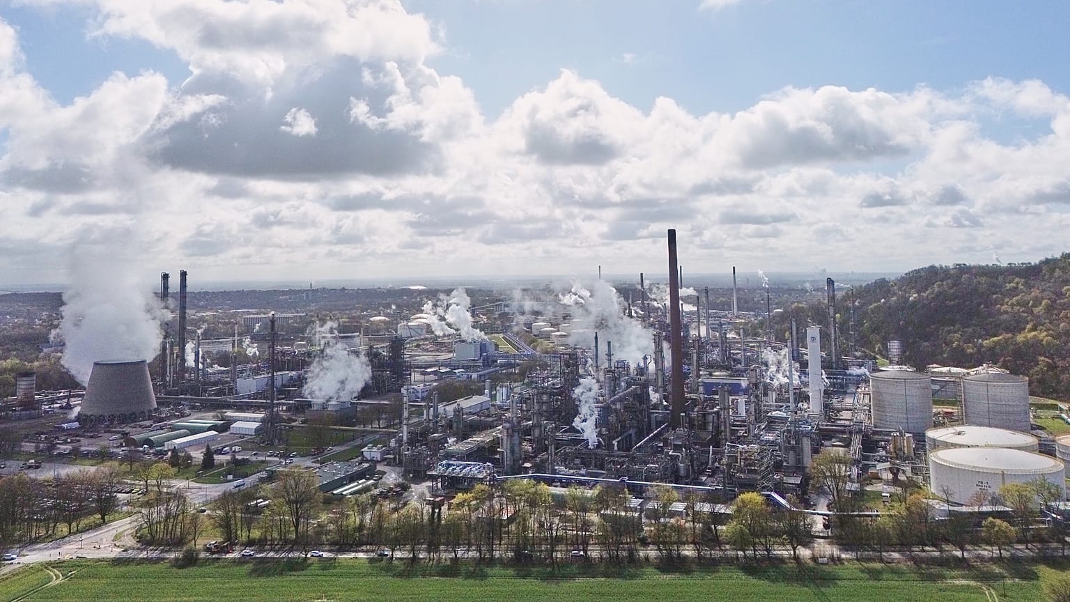Almanya’nın Gelsenkirchen kentindeki BP’nin dev petrol rafinerisi sahasının bir parçası olan Scholven rafinerisi, 26 Mart 2026