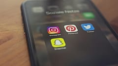 Una pantalla de teléfono móvil que muestra varios iconos de aplicaciones.