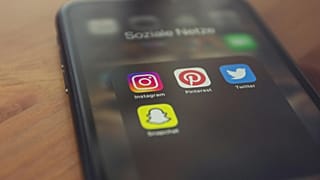 شاشة هاتف ذكي تُظهر عددا من أيقونات التطبيقات.