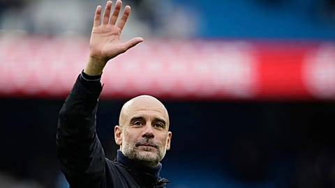 Trener Manchesteru City Pep Guardiola pozdrawia kibiców w Manchesterze, 9 maja 2026 r.