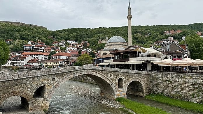 Guida a Prizren: cosa vedere in 24 ore nella capitale culturale del Kosovo 1 Ponte di pietra e Moschea di Sinan Pasha a Prizren
