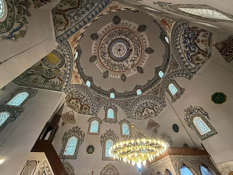 Prévoyez une tenue couvrante si vous voulez admirer les superbes intérieurs de la mosquée Sinan Pacha