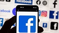 يظهر شعار فيسبوك على هاتف محمول في بوسطن، الولايات المتحدة الأمريكية، 14 أكتوبر/تشرين الأول 2022.