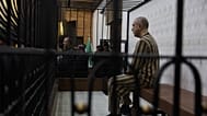 يجلس عاطف نجيب، الرئيس السابق لفرع الأمن السياسي في منطقة درعا خلال حكم بشار الأسد، في قفص الاتهام خلال جلسة محاكمة في قصر العدل بدمشق، سوريا