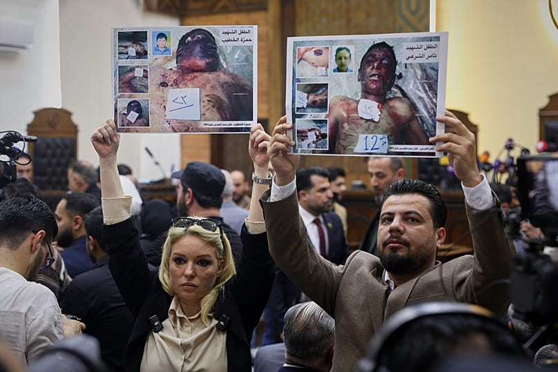 رفع نشطاء حقوق الإنسان صوراً لأطفال قُتلوا في بداية الانتفاضة السورية في درعا خلال الجلسة الأولى لمحاكمة عاطف نجيب، الرئيس السابق لفرع الأمن السياسي في درعا خلال حكم بشار الأس