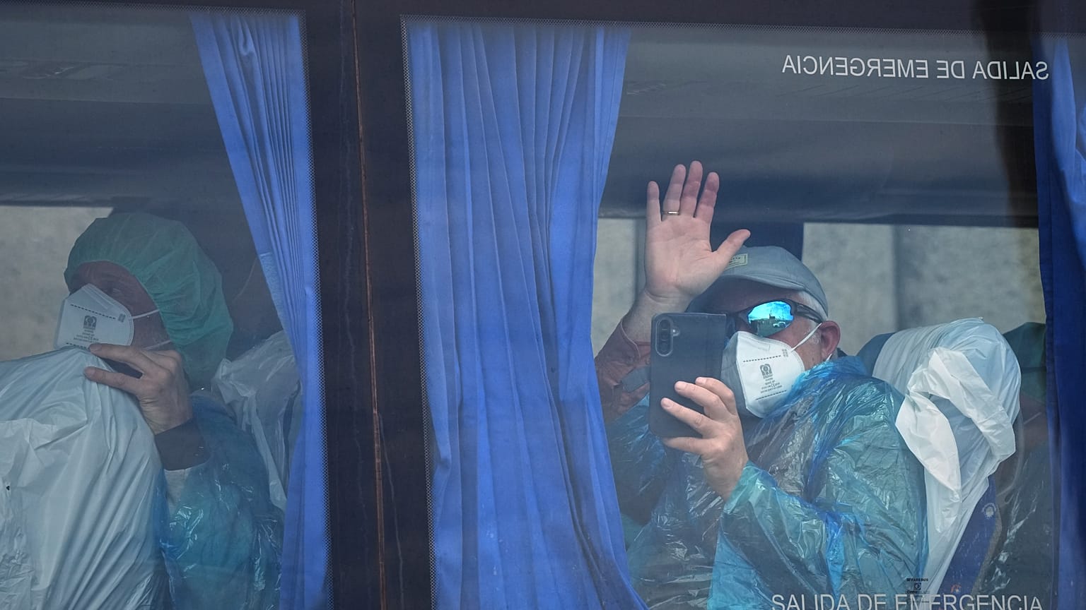 Imagen del traslado de los pasajeros del MV Hondius del hantavirus.