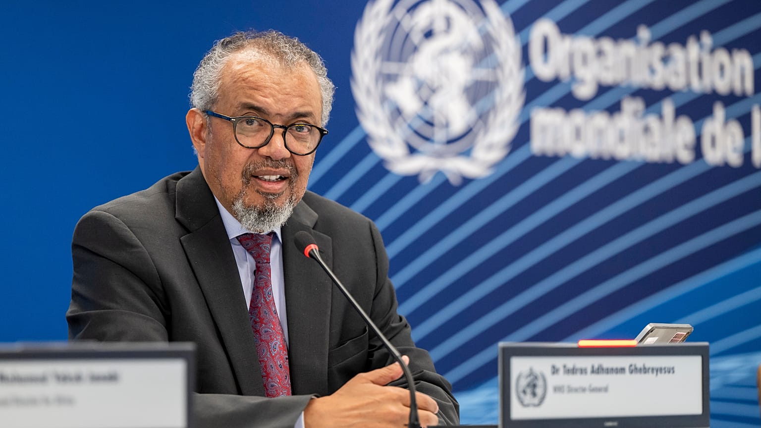 Le directeur général de l’Organisation mondiale de la santé (OMS), Tedros Adhanom Ghebreyesus, s’adresse aux médias à Genève