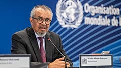 Ο γενικός διευθυντής του Παγκόσμιου Οργανισμού Υγείας (ΠΟΥ), Τέντρος Αντανόμ Γκεμπρεγέσους, μιλά στα μέσα ενημέρωσης στη Γενεύη