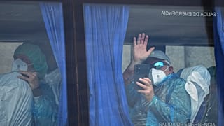 Imagen del traslado de los pasajeros del MV Hondius del hantavirus.