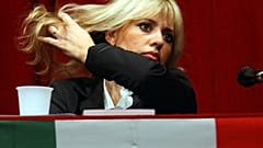 Mussolini im Jahr 2004 bei der Vorstellung der Liste Alternativa Sociale für die Europawahl, mit der sie ins Europäische Parlament einzog.