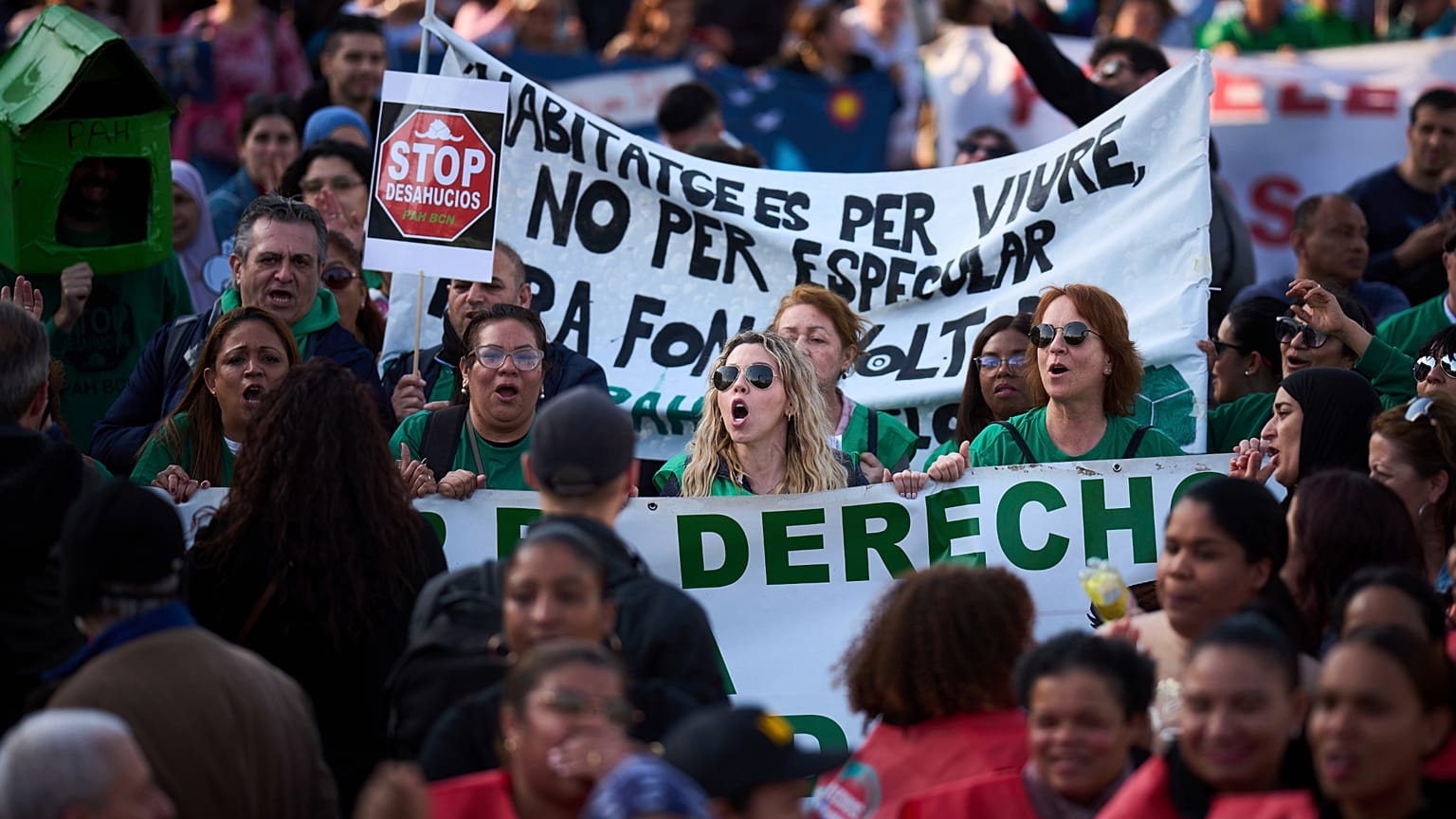 Varias personas se congregan durante una manifestación para protestar por los altos precios de la vivienda en Barcelona, ​​España, el sábado 5 de abril de 2025. (Foto AP/Emili