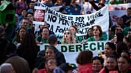 Des manifestants protestent contre la flambée des prix du logement à Barcelone, Espagne, le 5 avril 2025. (Photo AP/Emili