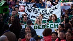 Des manifestants protestent contre la flambée des prix du logement à Barcelone, Espagne, le samedi 5 avril 2025. (Photo AP/Emili)