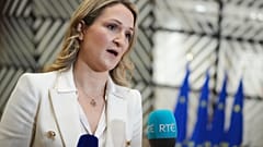 İrlanda Dışişleri Bakanı Helen McEntee, 15 Aralık 2025'teki AB dışişleri bakanları toplantısına gelirken basın mensuplarıyla konuşuyor.