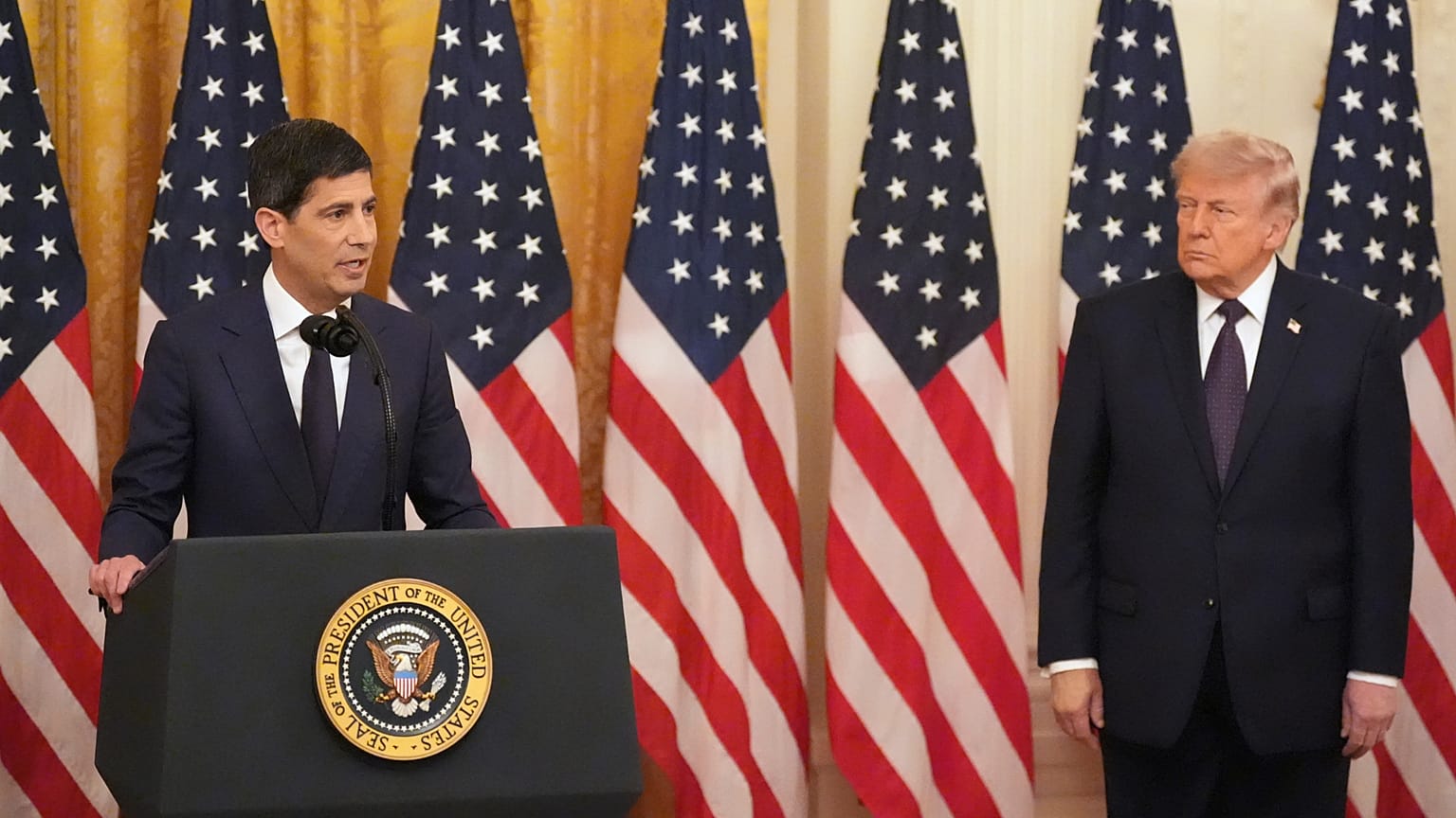 Trump ascolta il presidente della Federal Reserve Kevin Warsh parlare durante il giuramento di Warsh nella Sala Est della Casa Bianca, venerdì 22 maggio 2026