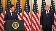 Trump ascolta il presidente della Federal Reserve Kevin Warsh parlare durante il giuramento di Warsh nella Sala Est della Casa Bianca, venerdì 22 maggio 2026