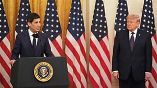 Trump ascolta il presidente della Federal Reserve Kevin Warsh parlare durante il giuramento di Warsh nella Sala Est della Casa Bianca, venerdì 22 maggio 2026