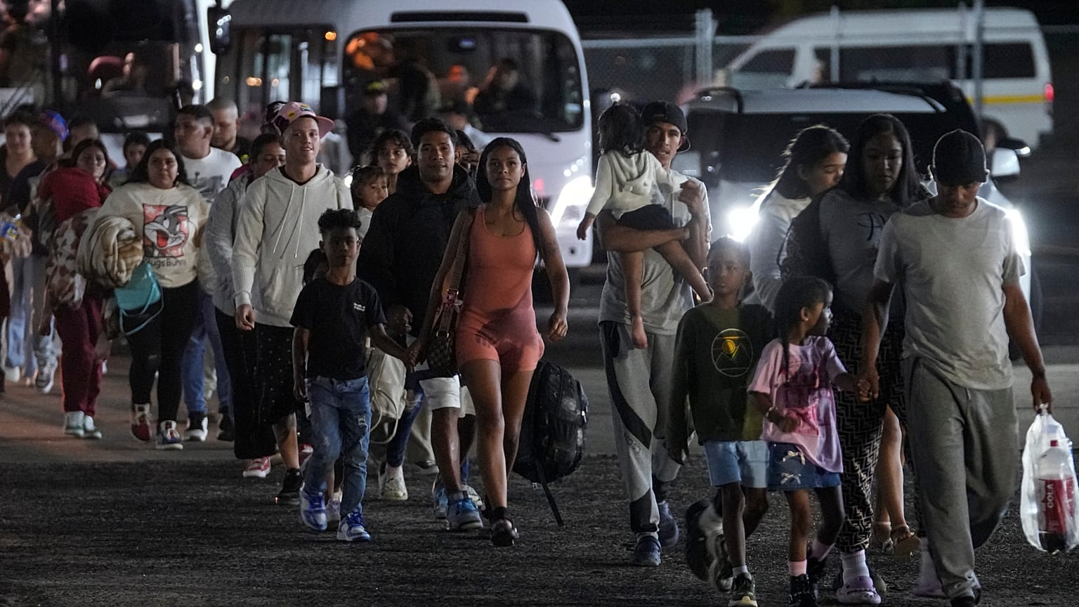 Migrantes venezolanos caminan para abordar un vuelo de repatriación voluntaria a su país en el Aeropuerto Internacional de Panamá Pacífico, Panamá, 22 de mayo de 2026