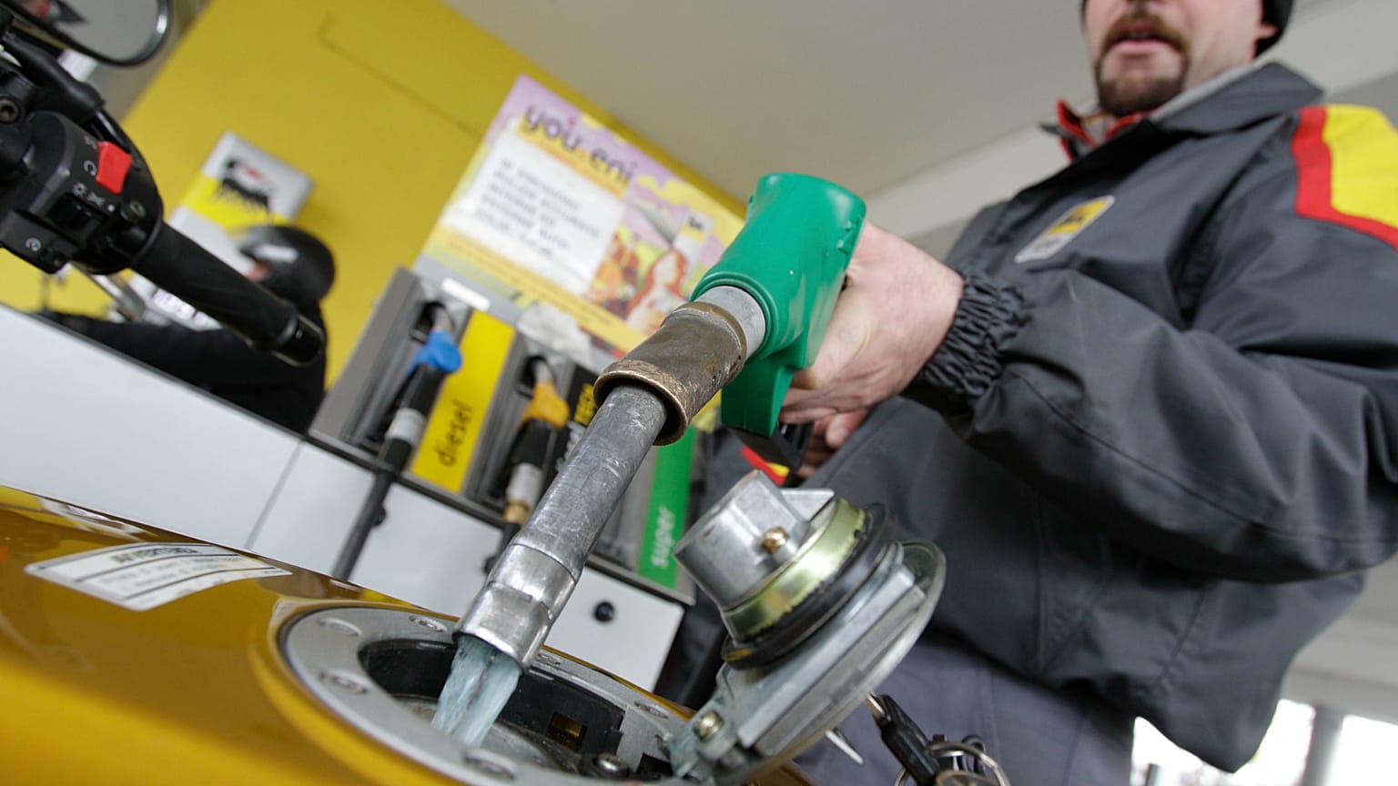 Pompa di benzina - foto archivio