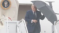 الرئيس الأميركي دونالد ترامب ينزل من الطائرة الرئاسية "إير فورس وان" لدى وصوله إلى قاعدة أندروز في ولاية ماريلاند، الجمعة 22 مايو/أيار 2026. 