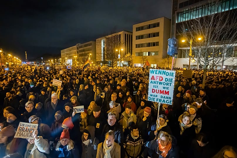 Am 30. Januar 2025 protestieren Menschen vor dem Hauptsitz der Christlich-Demokratischen Union (CDU) in Berlin gegen eine Abstimmung im Bundestag zum Thema Migration, die von 