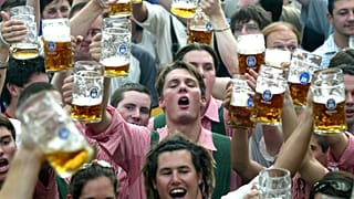 Feiernde Menschen auf dem Oktoberfest