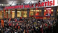 CHP destekçileri, Ankara’daki parti genel merkezi önünde, mutlak butlan kararına karşı CHP Genel Başkanı Özgür Özel’e destek için toplandı. / 22 Mayıs 2026 Cuma