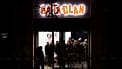 Público entra na sala de concertos Bataclan, em Paris, sábado, 12 de novembro de 2016.