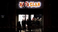Varias personas entran en la sala de conciertos Bataclan en París, el sábado 12 de noviembre de 2016.