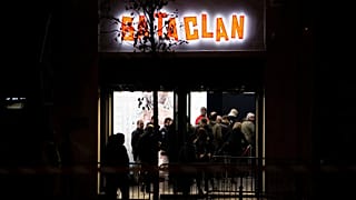 Varias personas entran en la sala de conciertos Bataclan en París, el sábado 12 de noviembre de 2016.