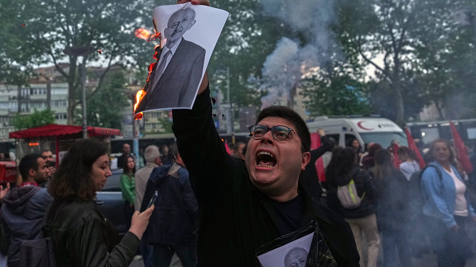 İstanbul'da Özgür Özel'e destek yürüyüşü yapan insanlar arasında bir kişi, CHP eski lideri Kemal Kılıçdaroğlu'nun fotoğrafını yakarken. / 22 Mayıs 2026 Cuma