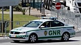 ΑΡΧΕΙΟ (13.08.2019). Όχημα της GNR συνοδεύει βυτιοφόρο φορτηγό που αναχωρεί από αποθήκη καυσίμων στην Αβέιρας, στα περίχωρα της Λισαβόνας