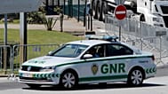 ARQUIVO (13.08.2019). Um carro da GNR escolta um camião-cisterna que sai de um depósito de combustível em Aveiras, nos arredores de Lisboa