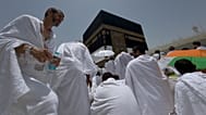 الحجاج المسلمون يصلون أمام الكعبة، المبنى المكعب في المسجد الحرام، خلال الحج السنوي، في مكة بالمملكة العربية السعودية، الخميس 21 مايو 2026. 
