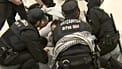 Сотрудники полиции Эрцаинца разгоняют активистов в аэропорту Бильбао (Испания) 23 апреля 2026 года.