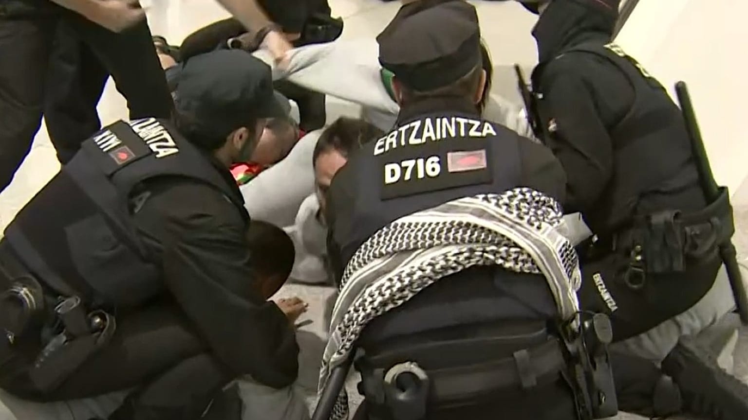 Agentes de la Ertzaintza cargan contra activistas en el aeropuerto de Bilbao, España, el 23 de abril de 2026.