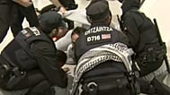 Agentes de la Ertzaintza cargan contra activistas en el aeropuerto de Bilbao, España, el 23 de abril de 2026.
