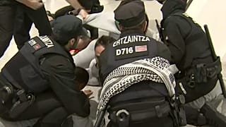 Agentes de la Ertzaintza cargan contra activistas en el aeropuerto de Bilbao, España, el 23 de abril de 2026.