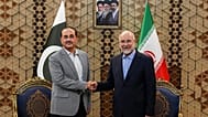 رئيس البرلمان الإيراني محمد باقر قاليباف يصافح قائد الجيش الباكستاني عاصم منير خلال اجتماع في طهران، 23 مايو/أيار 2026.