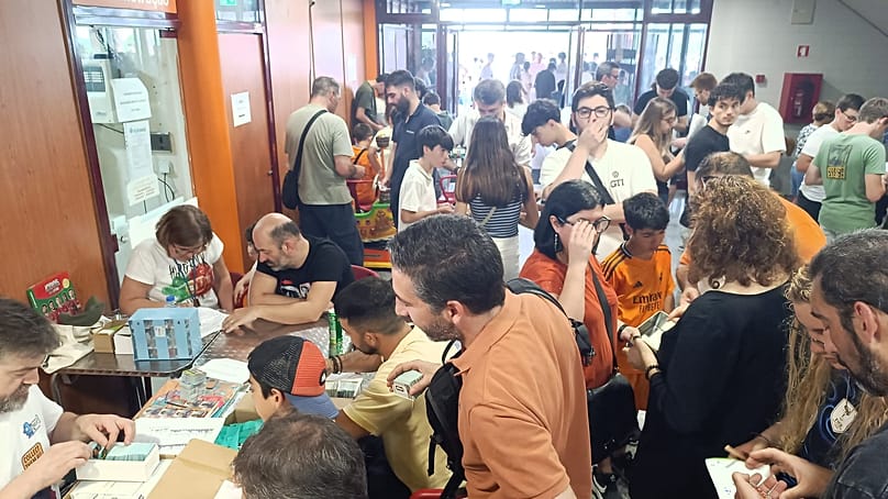 Dezenas de pessoas juntaram-se para participar no evento de trocas